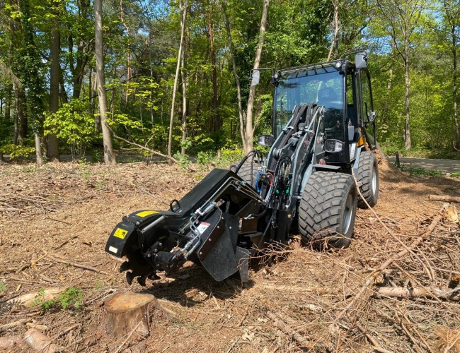 1 Ditch Witch Stobbenfrees / Stronkenfrees Giant VK8145 | Aanbouwdelen | Stobbenfrees