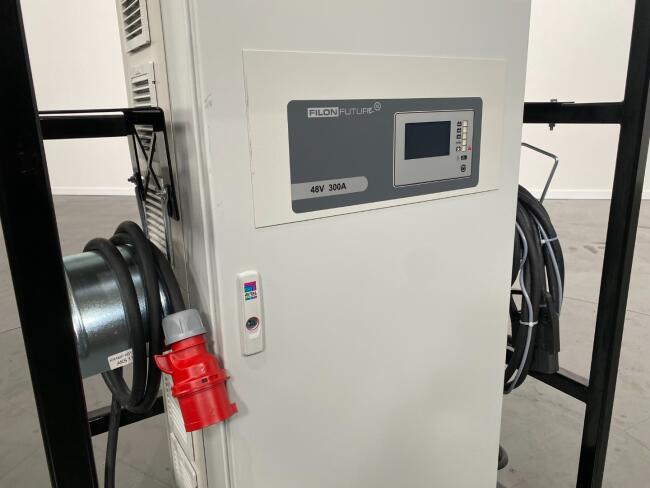 1 Giant High-Frequency-Charger (Snellader) IP54 48V/300A + transportkast VK9161 | Overige | Diversen