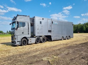 2003 Mobiel LED Scherm 40m2 (830x480cm) P6 met aggregaat